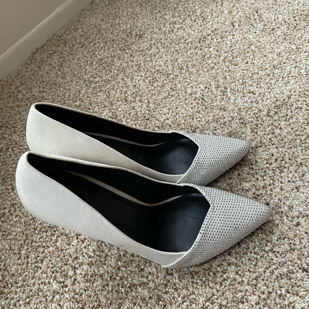 Aldo Silver Shimmer Crystal Cut Studded Formal Heels Size 7.5 Pointed Toe Classy